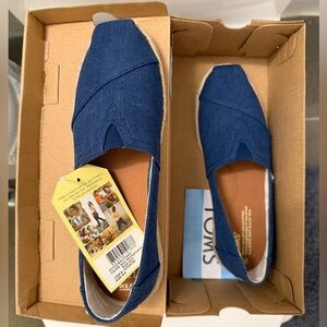 NWT - Toms Classic Navy Washed Shoe in Size 8.5